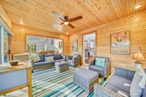 Off The Hook Spacious Home with Pool Firepit Large Yard