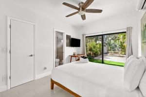 Sleek Kitchenette & Queen Bed