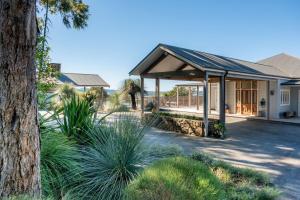 Escarpment House - Grand Hinterland Estate with Sweeping Ocean Views