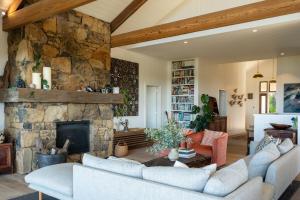 Escarpment House - Grand Hinterland Estate with Sweeping Ocean Views