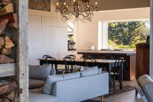 Escarpment House - Grand Hinterland Estate with Sweeping Ocean Views