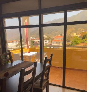 Vistas al mar, montaña y volcán