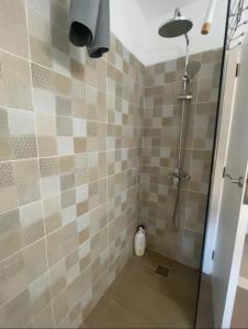 Vistas al mar, montaña y volcán