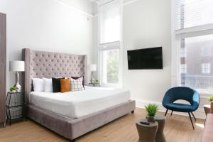 Bright 2BR Loft Sleeps 7 with Full Kitchen and Fast WiFi