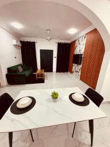 Modern 1 Bedroom Ground Floor Apartment with Serene Mountain Views, close to Aburi Walking Trail