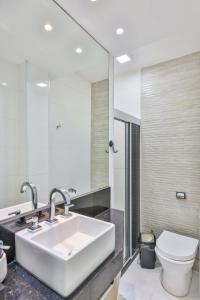 Luxurious Copacabana - 5 mins away to the beach!