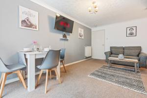 Central Peaceful Home with Parking, Wi-Fi and Garden