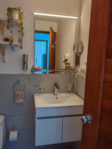 Apt in luxurious condominium near the beach