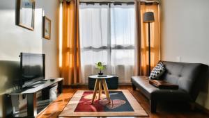 Depto moderno con piscina y vista ciudad, a pasos Metro Santa Isabel y Barrio Italia