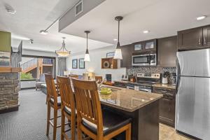 Cozy Oasis 2BR with Hot Tub and Gym 10 Mins to DT