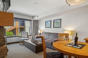 Cozy Oasis 2BR with Hot Tub and Gym 10 Mins to DT