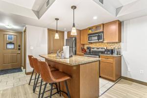 Contemporary 2BR with hot tub and Mountain Views