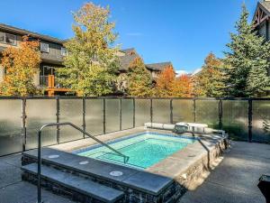 Contemporary 2BR with hot tub and Mountain Views