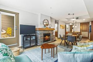 Contemporary 2BR with hot tub and Mountain Views