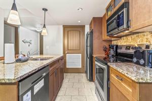 Contemporary 2BR with hot tub and Mountain Views