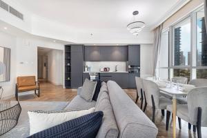 StayMada - Torch Tower Stunning Balcony City Views