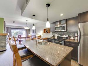 Cozy Condo With Hot Tub Gym and Underground Parking