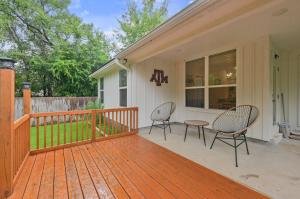Creekside Cottage Deck and Yard