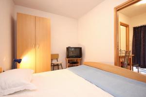 Apartments by the sea Vinisce, Trogir - 10006