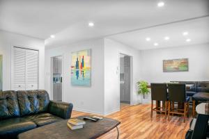 Big Luxury 2 Bedroom Condo, Free Parking, Near Downtown, King size Bed