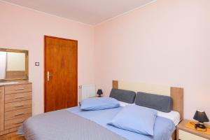 Apartments by the sea Brodarica, Sibenik - 4221