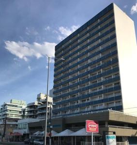 Apartamento com varanda e vista para o mar, em frente à praia de Caiobá