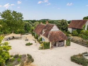 Spacious holiday farm in the Loire Valley