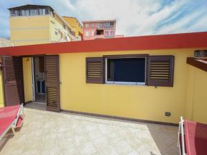 Stay with sea view, large terrace and air conditioning