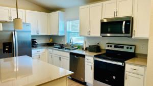 Cozy brand New home! Close to the Beach