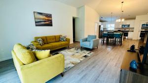 Cozy brand New home! Close to the Beach