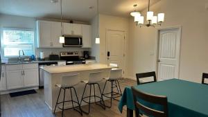 Cozy brand New home! Close to the Beach