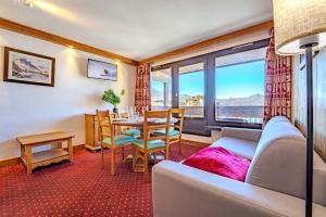 Ski-in and Ski-out Val Thorens 2 Bedrooms Apt for 6 people