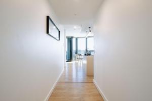 Skyline Serenity 2BR Apt with River & City Views