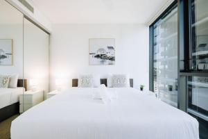 Skyline Serenity 2BR Apt with River & City Views