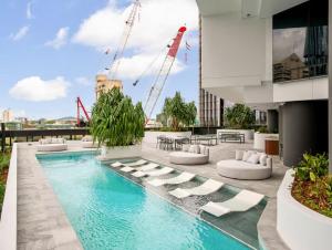 Luxury Waterview 2B2B Apt wt High Floor in QW