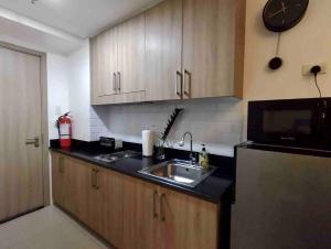 Erick 1 bedroom Shore Residence 1