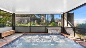 Hibiscus Villa - Beachfront, 2 pools, Tennis, Restaurant