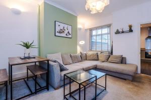 4 Bedroom House in Walkden with Free Parking, by Short Term Digs Short Lets & Serviced Accommodation