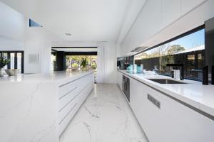 Villa Capri - Luxe Modern by the Village