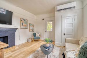 Stay Portland - The Garden Bungalow on Broadway - 94 WalkScore