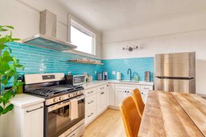 Stay Portland - The Garden Bungalow on Broadway - 94 WalkScore