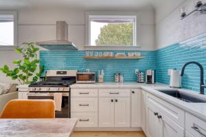 Stay Portland - The Garden Bungalow on Broadway - 94 WalkScore