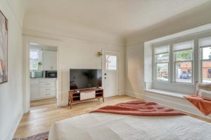 Stay Portland - The Sullivans Gulch Lodge - 94 WalkScore