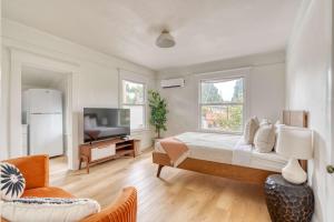 Stay Portland - The Sullivans Gulch Retreat - 94 Walk Score