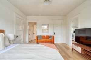 Stay Portland - The Sullivans Gulch Retreat - 94 Walk Score