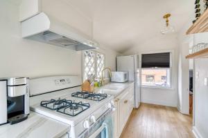 Stay Portland - The Sullivans Gulch Retreat - 94 Walk Score