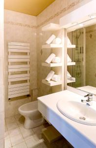 Hotels Logis - Hotel Restaurant l'Ecu de France : Chambre Quadruple avec Douche