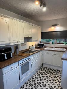 4 BDR House By Eason Stays Short Lets Warwickshire