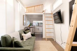 Stay Portland - The Graffiti Alley Tiny House - Food, Art & Beer