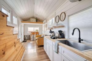 Stay Portland - The Tiny Saguaro - Walk to Local Shops & Eateries